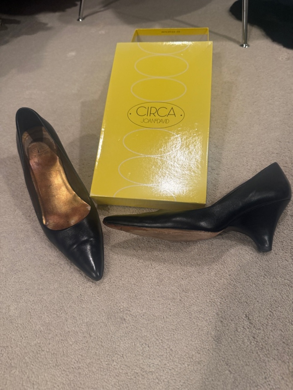 Joan & David Black Pointed-Toe wedges